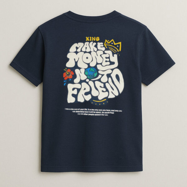 Turn every sidewalk into a runway of hustle with the “King Hustler” Tee in Midnight Blue by Krritra. Featuring the iconic “MAKE MONEY” bubble